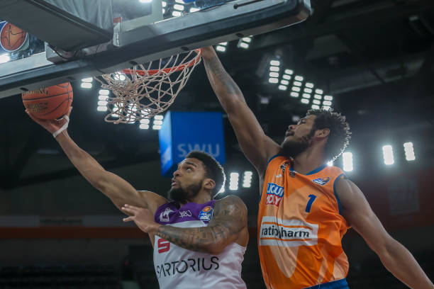 通过长传或 通过长传或